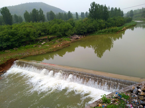 水坝蓄水 堤坝