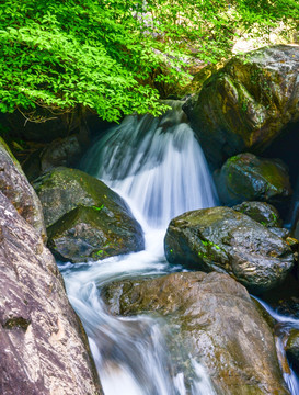 高山流水瀑布聚宝盆