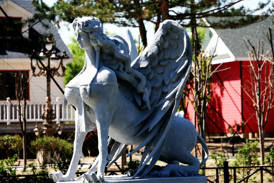 美女 天使 翅膀 狮身 雕塑
