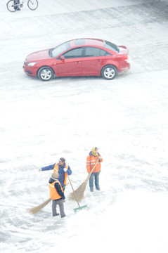 环卫工人 风雪中 清理积雪