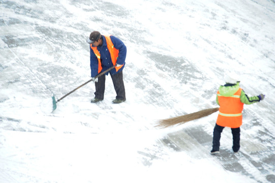 环卫工人 风雪中 清理积雪