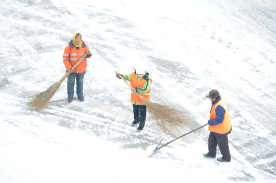 环卫工人 风雪中 清理积雪