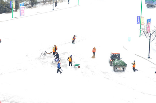 环卫工人 风雪中 清理积雪