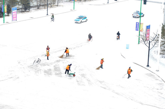 环卫工人 风雪中 清理积雪