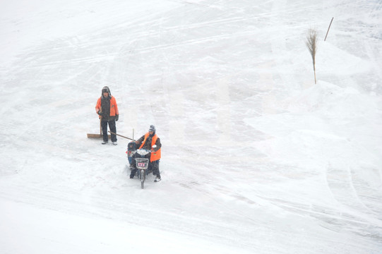 环卫工人 风雪中 清理积雪