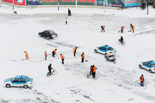 环卫工人 风雪中 清理积雪