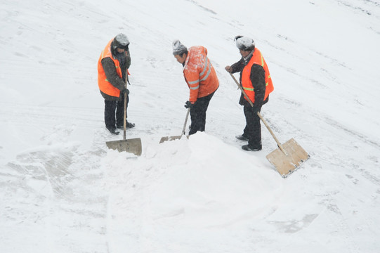 环卫工人 风雪中 清理积雪