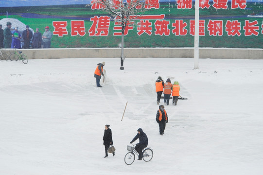 环卫工人 风雪中 清理积雪