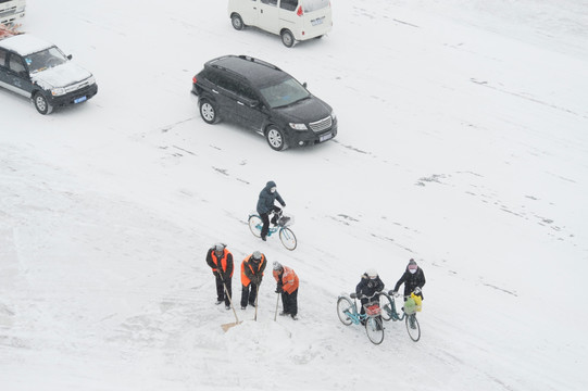 环卫工人 风雪中 清理积雪