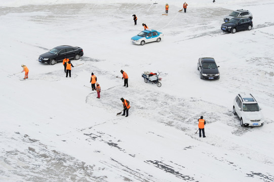 环卫工人 风雪中 清理积雪