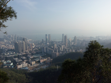 山中远望城市风光