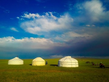 夏季草原蒙古包