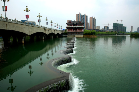 造型别致的拦河坝