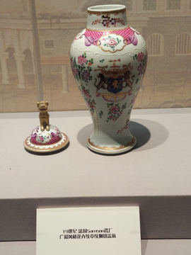 19世纪法国瓷厂狮纽盖瓶