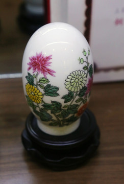 白地菊花图案瓷蛋