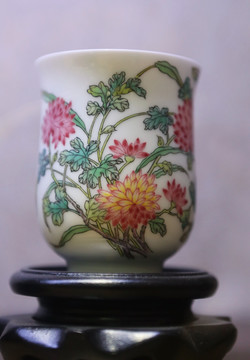 白地花卉图案直口瓷杯