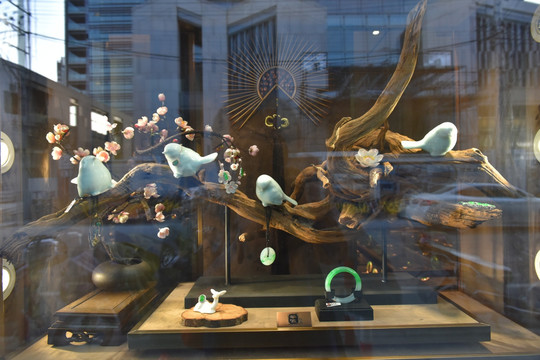 玉器橱窗 树雕小鸟工艺品
