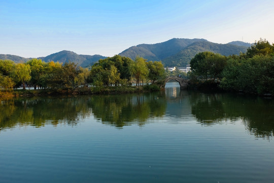 平静湖水