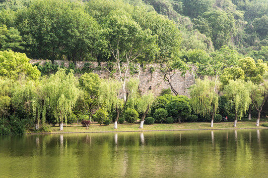 狮子山下护城河