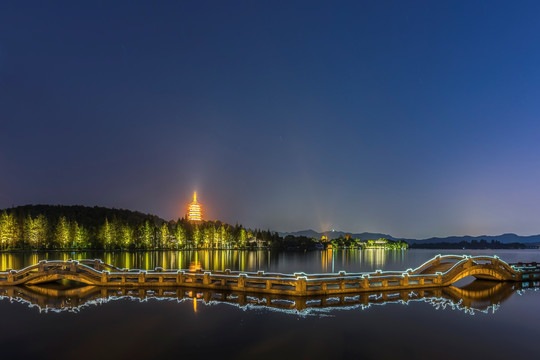 杭州西湖雷峰塔夜景