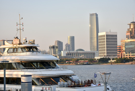 黄浦江游船 高楼背景