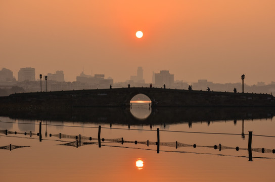 西湖日出