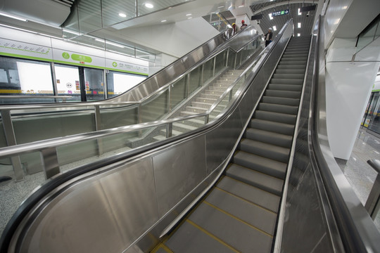 浦沿地铁站 扶梯 电梯 自动扶
