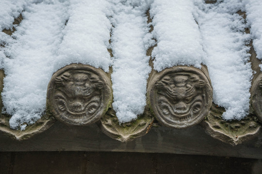 瓦当落雪