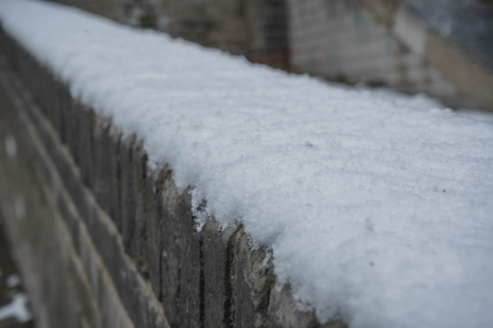 砖墙落雪