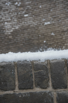 砖墙落雪