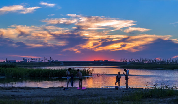 夕阳下的江边