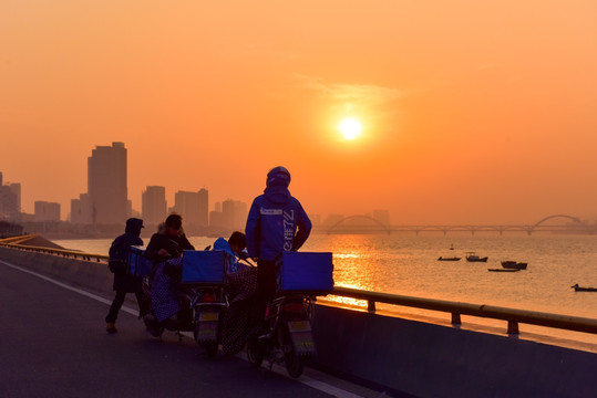 夕阳下的钱塘江