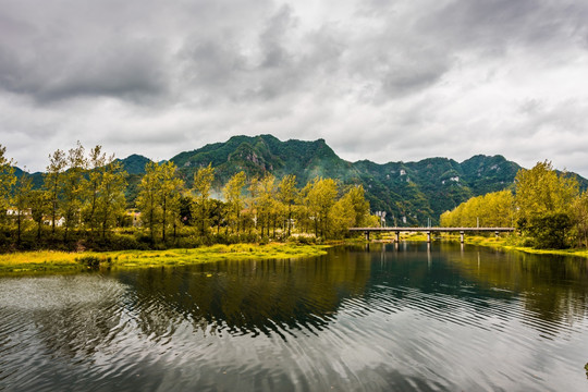 远山秋景 湖面