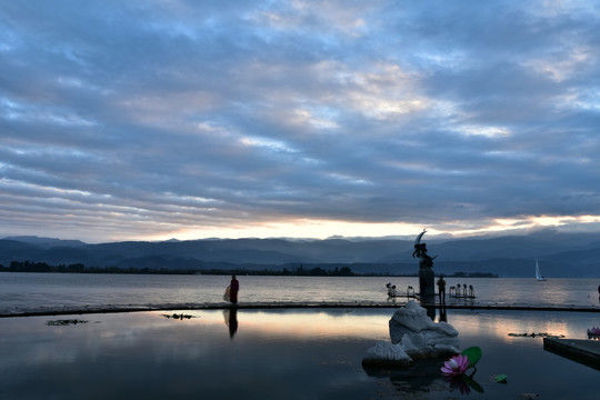 西昌邛海月亮女神日出