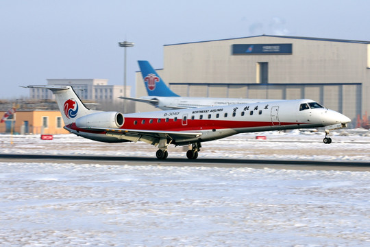 大雪 飞机降落 东北航空