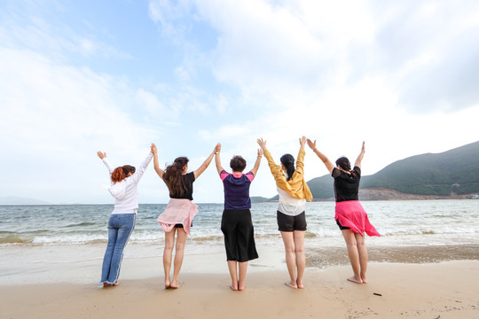 面向大海 五个女人 海边的女人