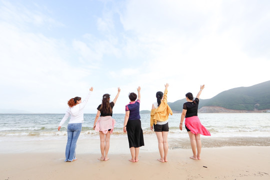 面向大海 五个女人 海边的女人