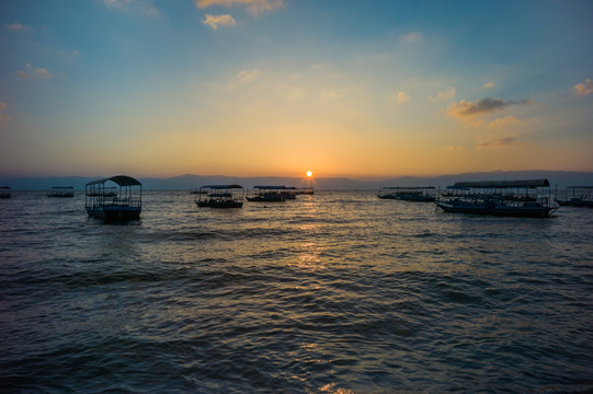 抚仙湖晚霞 抚仙湖夕阳