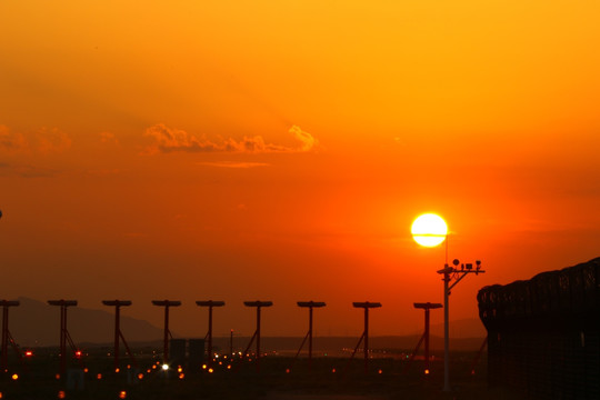 西宁机场跑道日落夕阳