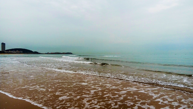 海浪冲击沙滩