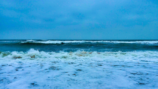 海浪拍打沙滩