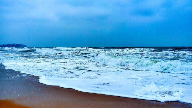 海浪拍打沙滩