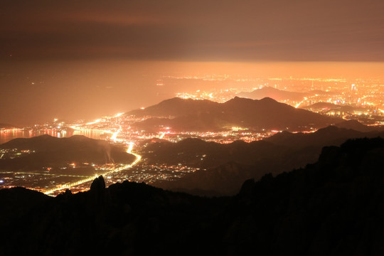 崂山顶峰看青岛城市夜色