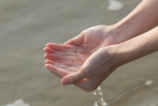 捧海水的女人