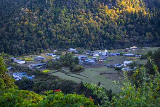 俯瞰德钦县雨崩村