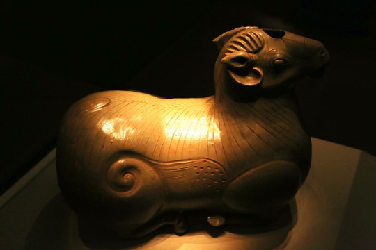 三国吴国青瓷瓷羊形烛台