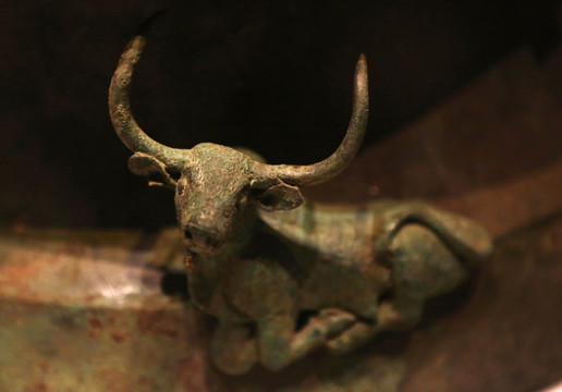 西汉青铜雕卧牛