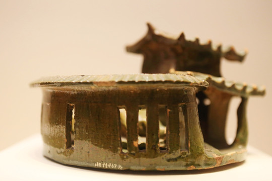 东汉时期绿釉陶猪圈