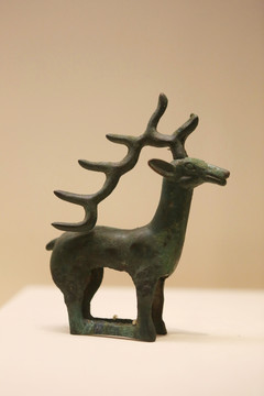 战国时期长角鹿形青铜饰件