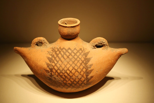 仰韶文化船形彩陶壶